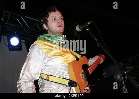 CRAIG WELLINGTON, SUNSHINE UNDERGROUND, 2007 : Craig Wellington, chanteur et guitariste de Sunshine Underground, joue en direct sur le NME Rave Tour à Cardiff Students' Union au pays de Galles, le 11 février 2007. Photo : ROB WATKINS. INFO : The Sunshine Underground est un groupe de rock indépendant britannique formé en 2003, connu pour son son énergique mêlant rock, dance et influences électroniques. Ils ont gagné en notoriété avec leur premier album « Raise the Alarm » et des tubes comme « Put You in Your place ». Banque D'Images