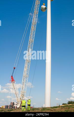 Installation du logement du rotor au sommet d'une grande éolienne neuve Banque D'Images