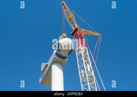 Installation du logement du rotor au sommet d'une grande éolienne neuve Banque D'Images