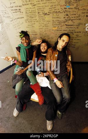 NOISETTES, PORTRAIT DES COULISSES, 2006 : THE NOISETTES (gauche-droite Shingai Shoniwa, Jamie Morrison et Dan Smith) dans les coulisses du vestiaire couvert de graffitis au Clwb IFOR Bach (The Welsh Club) à Cardiff, vendredi 13 janvier 2006. Photo : ROB WATKINS. INFO : The noisettes est un groupe de rock indépendant britannique formé en 2003, connu pour son éclectique sonore et ses performances dynamiques. Face au chanteur et bassiste Shingai Shoniwa, ils gagnent en renommée avec des tubes comme Don't Upset the Rhythm et Never Forget You. Banque D'Images