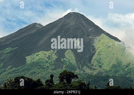 Les pistes de tephra du Mont Karangetang, un volcan actif de l'anneau de feu du Pacifique. Karangetang, île de Siau, archipel de Sangihe, N Sulawesi, Indonésie Banque D'Images