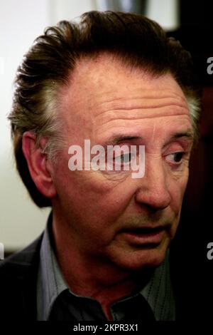 TONY CHRISTIE, LÉGENDE DE LA MUSIQUE, 2006 : Tony Christie en coulisses aux Popfactory Awards au Coal Exchange de Cardiff, pays de Galles, Royaume-Uni le 30 2006 novembre. Photographie : ROB WATKINS. INFO : Tony Christie, né le 25 avril 1943, est un chanteur anglais renommé, surtout connu pour son tube « Is This the Way to Amarillo ». Avec une carrière de plus de cinq décennies, la voix puissante de Christie et le style pop classique ont fait de lui une figure aimée de la musique britannique. Banque D'Images