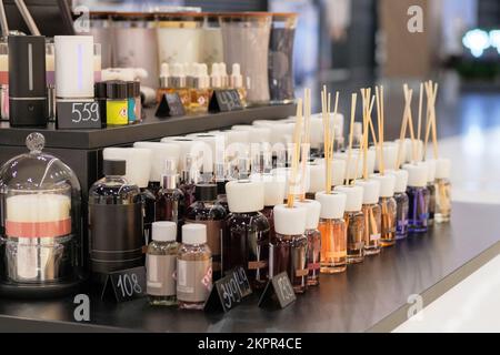 Vente de parfums pour les chambres dans un grand centre commercial. Banque D'Images