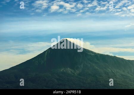 Fumer 1827m Mount Karangetang, un volcan actif de l'anneau de feu du Pacifique. Mt Karangetang, île de Siau, archipel de Sangihe, Sulawesi du Nord, Indonésie Banque D'Images