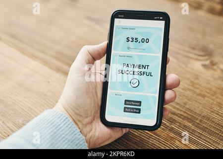 Homme payant avec un smartphone pour faire des achats en ligne. Paiement à l'aide d'un système de paiement sécurisé et rapide. Paiement de factures à l'aide de la technologie de paiement express. Paiement des dépenses Banque D'Images
