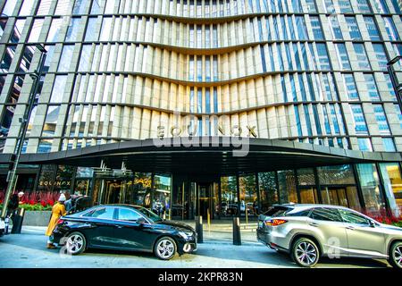 New York, NY – USA – 20 novembre 2022 vue rapprochée des clients arrivant à l'entrée de l'emblématique Equinox Hotel New York, un hôtel de luxe chic de grande hauteur Banque D'Images
