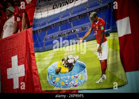 Doha, Qatar. 28th novembre 2022. Image de Neymar sur un drapeau de fan lors d'un match entre le Brésil et la Suisse, valable pour la phase de groupe de la coupe du monde, tenue au 974 Stadium à Doha, Qatar. Credit: Marcelo Machado de Melo/FotoArena/Alay Live News Banque D'Images