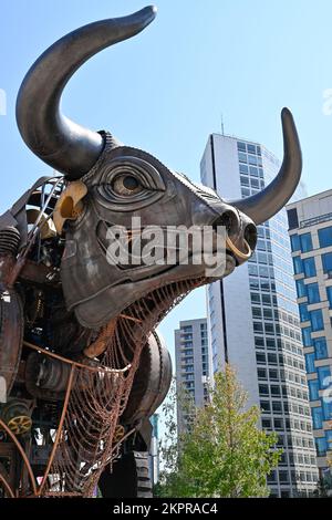 La Raging Bull de Birmingham, issue du commonwealth, se déchaînait en 2022 sur la place du Centenaire Banque D'Images