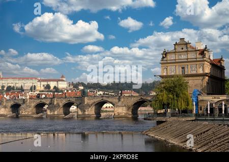 Prague, République tchèque - 5 septembre 2022 : Pont Charles, rivière Vltava et château de Prague Banque D'Images