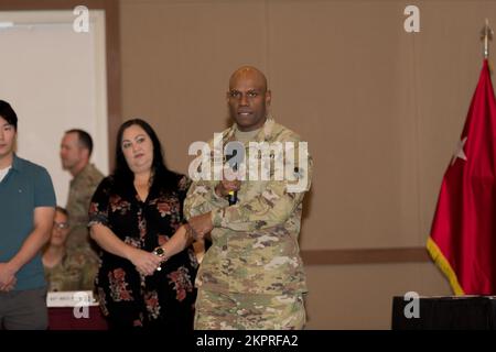 ÉTATS-UNIS Armée Brig. Le général Joseph d'costa, commandant adjoint pour le soutien de la huitième armée, s'adresse à l'auditoire avant le début de l'échange d'information de la communauté de commandement (EPCC) qui s'est tenu au Centre de conférence Morning Calm, le 2 novembre 2022. D'costa a présenté des pièces de monnaie aux membres de la communauté au nom du lieutenant-général Willard M. Burleson III, Commandant général de la huitième Armée, pour des contributions faites à l'appui de la célébration annuelle de la fête de la fête d'automne de l'USAG Humphreys. Le CCEI a lieu tous les mois pour partager de l'information et discuter des préoccupations avec la communauté Humphreys de l'USAG. Banque D'Images