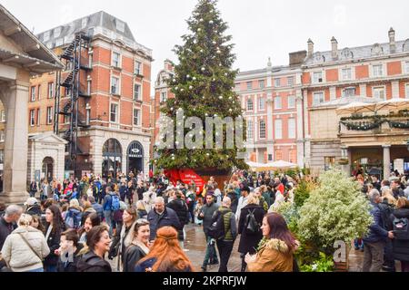 Londres, Royaume-Uni. 27th novembre 2022. Arbre de Noël dans un jardin animé de Covent. Banque D'Images