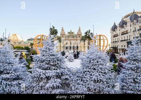 Décorations d'arbres de Noël sur la place du Casino, Monte Carlo, Monaco, décembre 2019. Banque D'Images