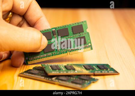 DDR3 type RAM ancien ordinateur portable sur parquet Banque D'Images