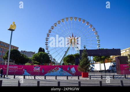 Grande roue au marché d'hiver de la place Massena, Nice, sud de la France, novembre 2019. Banque D'Images