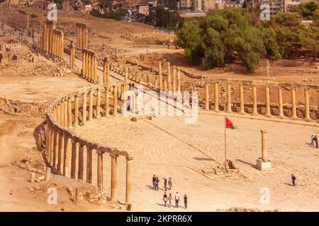 Jerash, Jordanie - 7 novembre 2022: Place avec rangée de colonnes corinthiennes de la place du Forum ovale au site archéologique, ruines de la période grecque et romaine, Banque D'Images