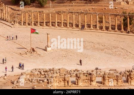 Jerash, Jordanie - 7 novembre 2022: Place avec rangée de colonnes corinthiennes de la place du Forum ovale au site archéologique, ruines de la période grecque et romaine, Banque D'Images