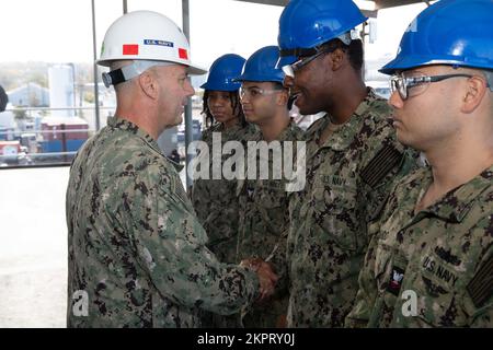 NORFOLK (3 novembre 2022) Vice-SMA, Jim Kilby, commandant de la Force opérationnelle 80 et commandant adjoint, États-Unis Fleet Forces, reconnaît un marin junior à bord du navire d'assaut amphibie de classe Wasp USS Iwo Jima (LHD 7) le 3 novembre 2022. Kilby a visité l'USS Iwo Jima pour rencontrer les dirigeants du navire, voir les installations du navire et vérifier le bien-être de l'équipage. L'USS Iwo Jima est ancré à sec à General Dynamics, chantier naval NASSCO, Norfolk, en Virginie, pour une période de maintenance programmée. Banque D'Images