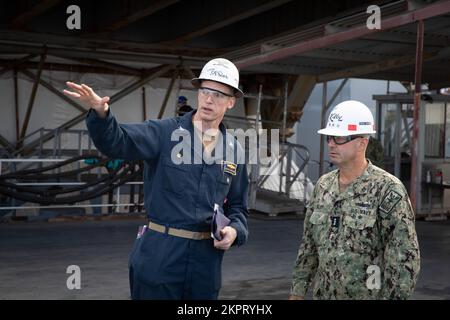 NORFOLK (3 novembre 2022) Capt Judd Krier, à gauche, commandant du navire d'assaut amphibie de classe Wasp USS Iwo Jima (LHD 7) et vice-SMA Jim Kilby, commandant de la Force opérationnelle 80 et commandant adjoint, États-Unis Les Forces de la flotte discutent de l'état d'avancement de la période d'entretien du navire le 3 novembre 2022. Kilby a visité l'USS Iwo Jima pour rencontrer les dirigeants du navire, voir les installations du navire et vérifier le bien-être de l'équipage. L'USS Iwo Jima est ancré à sec à General Dynamics, chantier naval NASSCO, Norfolk, en Virginie, pour une période de maintenance programmée. Banque D'Images