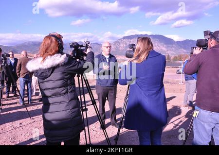 FORT CARSON, Colorado — Paul Farnan, sous-secrétaire adjoint principal de l'Armée de terre (installations, énergie et environnement), entrevues avec les médias après la cérémonie de rupture du programme pilote de la batterie de flux, le 3 novembre, à fort Carson. Banque D'Images