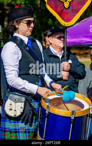 Un batteur se produit lors du Celtic Music Festival annuel et des Scottish Highland Games, le 13 novembre 2022, à Gulfport, Mississippi. Banque D'Images