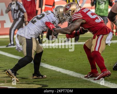 Santa Clara, Californie, États-Unis. 27th novembre 2022. San Francisco 49ers linebacker Dre Greenlaw (57) s'arrête à New Orleans Saints qui retourne Mark Ingram II (22) à la ligne de but le dimanche, 27 novembre 2022, au stade Levis à Santa Clara, Californie. Les 49ers ont vaincu les Saints 13-0. (Credit image: © Al Golub/ZUMA Press Wire) Banque D'Images