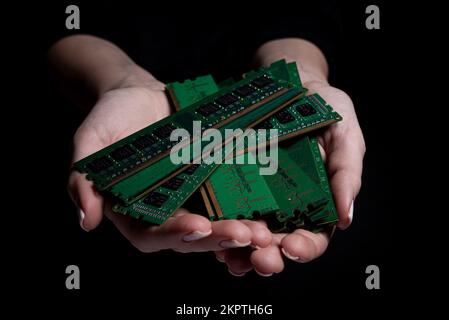 les mains des femmes tiennent la carte d'ordinateur à mémoire . femme américaine portant un uniforme scientifique tenant une puce cpu en laboratoire Banque D'Images