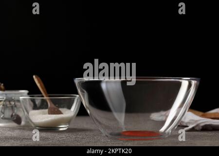 processus de fabrication de la confiture de fraises. Cuisine maison, photo studio Banque D'Images
