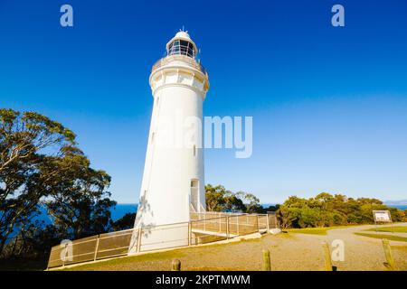 Infrastructure nautique colorée avec un point de repère touristique en brique blanche sur les falaises côtières. Phare de Table Cape, Wynyard, Tasmanie, Australie Banque D'Images