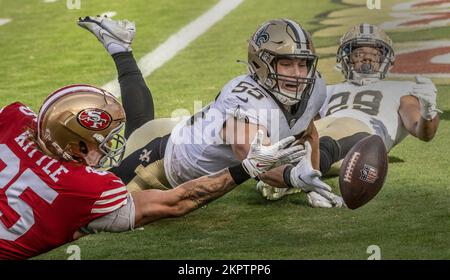 Santa Clara, Californie, États-Unis. 27th novembre 2022. La Nouvelle-Orléans Saints linebacker KADEN ELLISS (55) plonge pour une balle libre dimanche, au stade Levis. Les 49ers ont vaincu les Saints 13-0. (Credit image: © Al Golub/ZUMA Press Wire) Banque D'Images