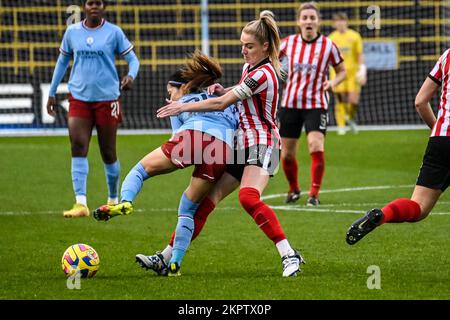 Emma Kelly, femme de Sunderland AFC, s'attaque à Yui Hasegawa de Manchester City lors de la coupe de la Ligue continentale. Banque D'Images