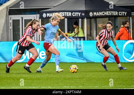 Steph Houghton, capitaine des femmes de Manchester City, détient Jessica Brown et Grace Ede de Sunderland AFC Women à la coupe de la Ligue continentale. Banque D'Images