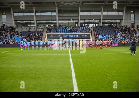 Manchester City Women et Sunderland AFC Women font la queue devant leur match de groupe de la coupe de la Ligue continentale au stade Academy. Banque D'Images