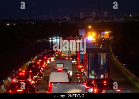 France, Loiret (45), Orléans, embouteillage à la tombée de la nuit sur l'autoroute A10 en raison d'un accident pendant un week-end de ski de fond en été chaud Banque D'Images