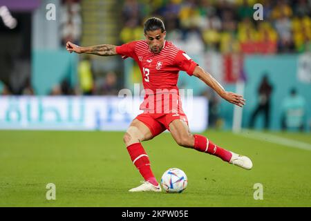 DOHA, QATAR - NOVEMBRE 28 : le joueur de Suisse Ricardo Rodríguez passe le ballon lors du match du groupe G de la coupe du monde de la FIFA, Qatar, 2022 entre le Brésil et la Suisse, au stade 974 sur 28 novembre 2022, à Doha, au Qatar. (Photo de Florencia Tan Jun/PxImages) Banque D'Images