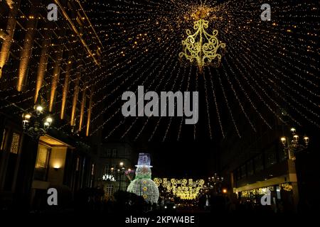 Lumières de Noël et bonhomme de neige géant dans la ville de Vigo, Espagne Banque D'Images