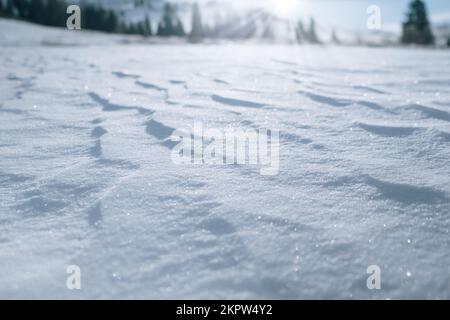 Texture de la neige. Arrière-plan de la texture de la neige fraîche. Arrière-plan hivernal avec pile de neige et paysage flou. télécharger l'image Banque D'Images