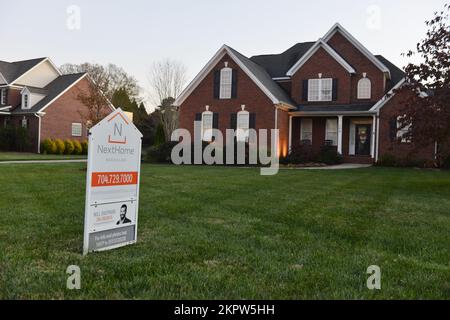 MOORSEVILLE, NC - NOVEMBRE 24: Placards de divers agents immobiliers faisant de la publicité de biens immobiliers à la vente. Les ventes de maisons neuves en octobre ont atteint un taux annuel désaisonnalisé de 632 000, soit une augmentation de 7,5 % par rapport à septembre, mais une baisse de 5,8 % par rapport à octobre 2021, selon les États-Unis Bureau du recensement et les États-Unis Ministère du logement et du développement urbain. Le prix de vente médian d'une nouvelle maison vendue en octobre était de 493 000 $. Le prix de vente moyen était de $544 000 sur 24 novembre 2022 à Moorseville, en Caroline du Nord. (Photo de JL/Sipa USA) Banque D'Images