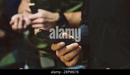 Magazine Gun en main de tireur. Concepts militaires et de sécurité. télécharger l'image Banque D'Images