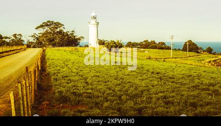 Panorama horizontal sur une scène colorée de beauté nautique avec des prés en rencontre avec des balises côtières. Phare de Table Cape, Wynyard, Tasmanie, Australie Banque D'Images