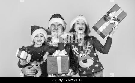 Cadeaux pour tout le monde. Noël devient spécial avec les enfants. Concept de la veille de Noël. Shopping en famille. Soldes de Noël. Papa, les enfants s'amusent. Père Banque D'Images