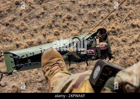 Le Service des incendies de Boise a mené une formation de palan avec le groupe d'aviation d'État de la Garde nationale de l'Armée de l'Idaho et leurs hélicoptères Black Hawk UH-60 le 3rd novembre 2022, et tout au long de la semaine, afin de faciliter la préparation future aux opérations de sauvetage nationales. L'équipe de sauvetage de Swiftwater/plongée du Service des incendies de Boise se joint à la Garde nationale de l'Armée de l'Idaho tous les deux ans pour l'entraînement de levage par hélicoptère. Banque D'Images