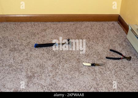 Un charpentier ou un homme de main a été occupé dans cette chambre à coucher à faire des travaux de réparation et d'entretien. Les outils ont été laissés sur le sol jusqu'à ce qu'ils soient nécessaires pour la ne Banque D'Images