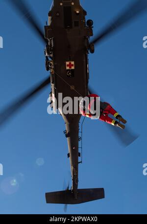 Le Service des incendies de Boise a mené une formation de palan avec le groupe d'aviation d'État de la Garde nationale de l'Armée de l'Idaho et leurs hélicoptères Black Hawk UH-60 le 3rd novembre 2022, et tout au long de la semaine, afin de faciliter la préparation future aux opérations de sauvetage nationales. L'équipe de sauvetage de Swiftwater/plongée du Service des incendies de Boise se joint à la Garde nationale de l'Armée de l'Idaho tous les deux ans pour l'entraînement de levage par hélicoptère. Banque D'Images