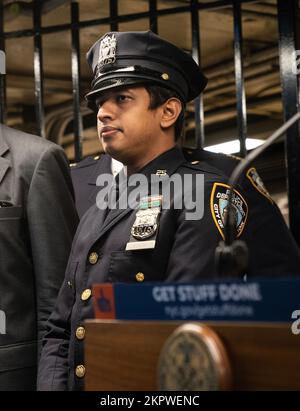 New York, New York, États-Unis. 28th novembre 2022. Po Taufique Bokth reçoit une proclamation pour sauver la vie d'un homme qui s'est effondré sur les voies de métro de la station 116th rue. Le maire a présenté des proclamations aux deux officiers et a mentionné qu'il y avait aussi un bon Samaritain qui a aidé à sauver la vie de l'homme sur les rails et laissé sans trace. Crédit : ZUMA Press, Inc./Alay Live News Banque D'Images