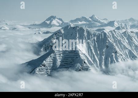 Sommets enneigés des montagnes à travers les nuages dans les Alpes autrichiennes, Gastein, Salzbourg, Autriche Banque D'Images