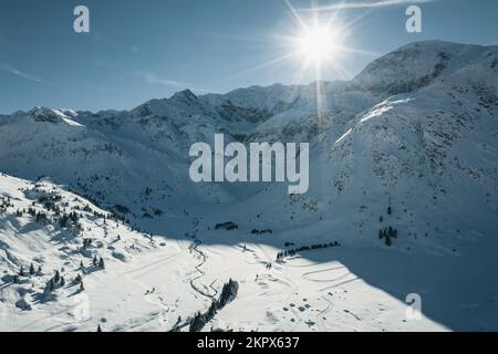 Vue aérienne de l'ensoleillement sur les pistes de ski de fond dans les montagnes, Sportgastein, Salzbourg, Autriche Banque D'Images