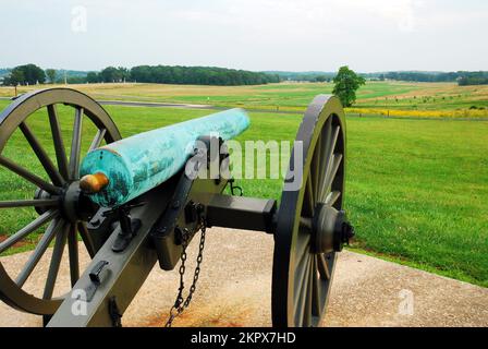 Un canon de la guerre de Sécession se dresse au-dessus d'un champ et d'une prairie le champ de bataille national de Gettysburg, en Pennsylvanie Banque D'Images