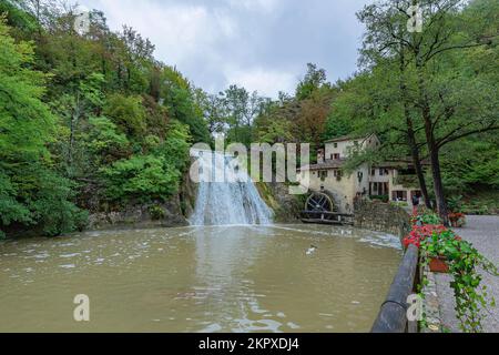 Ancienne roue du moulin à eau, Molinetto della Croda, Refrontolo, Trévise., Italie Banque D'Images