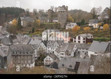 Monschau novembre 2022: Centre ville de Monschau avec le C Banque D'Images