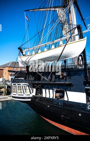 36 pieds de pinnace ou canot de sauvetage blanc sur le côté tribord de l'USS Constitution Banque D'Images